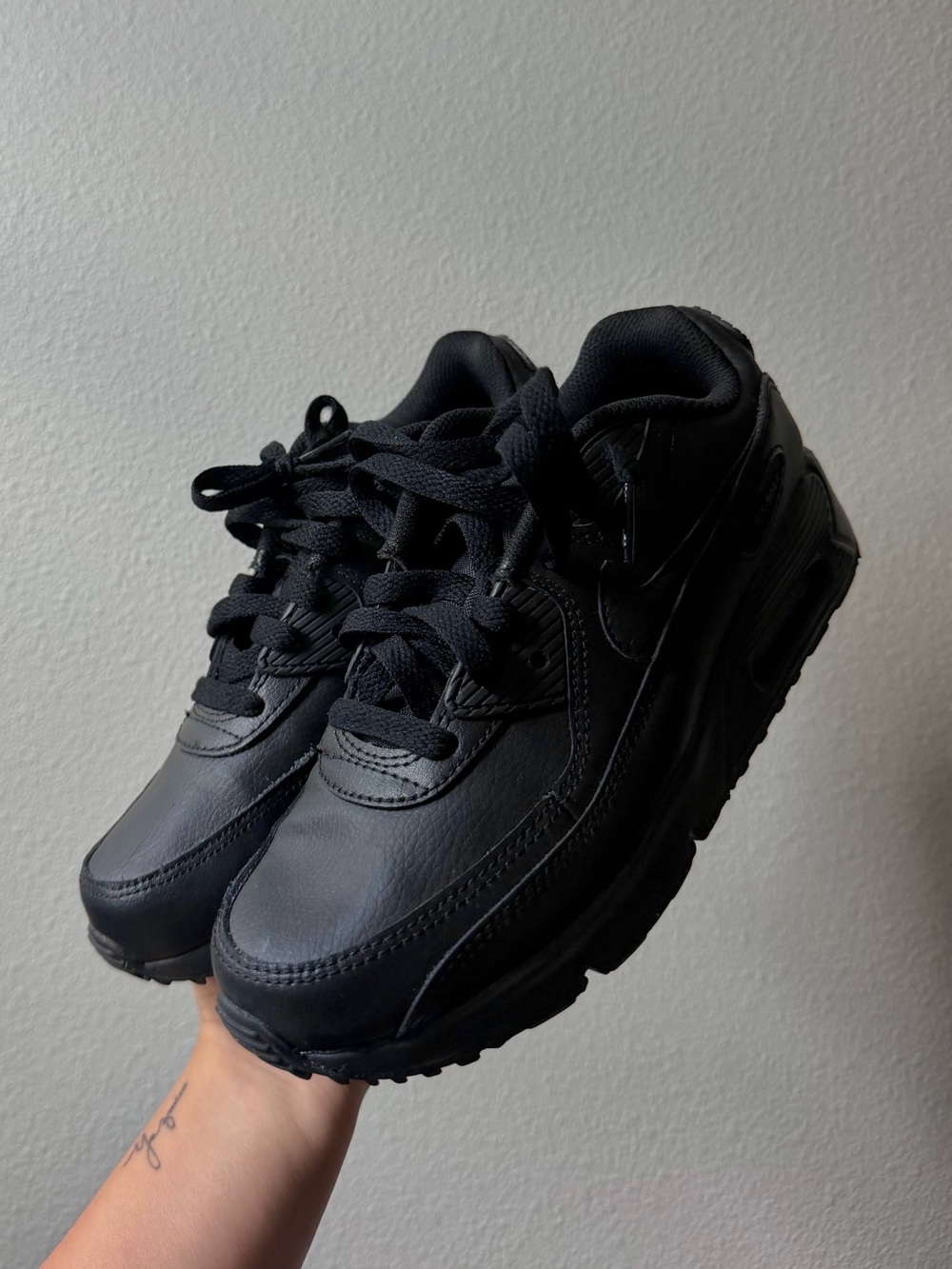 Nike Air Max 90 in black size 2.5Y